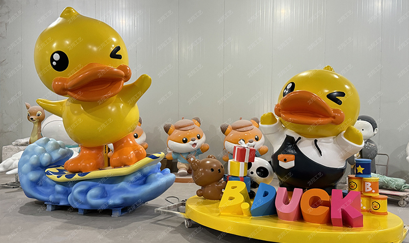 小黄鸭雕塑